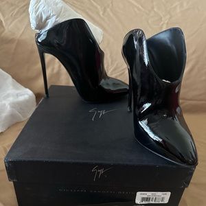 Ladies shoes patent leather